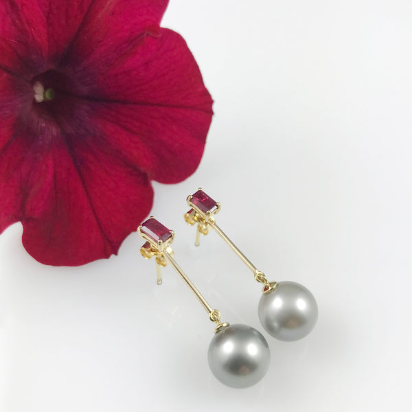 'Pearl Wonder' - yellow gold earrings with ruby and detachable grey Tahitian pearl drops