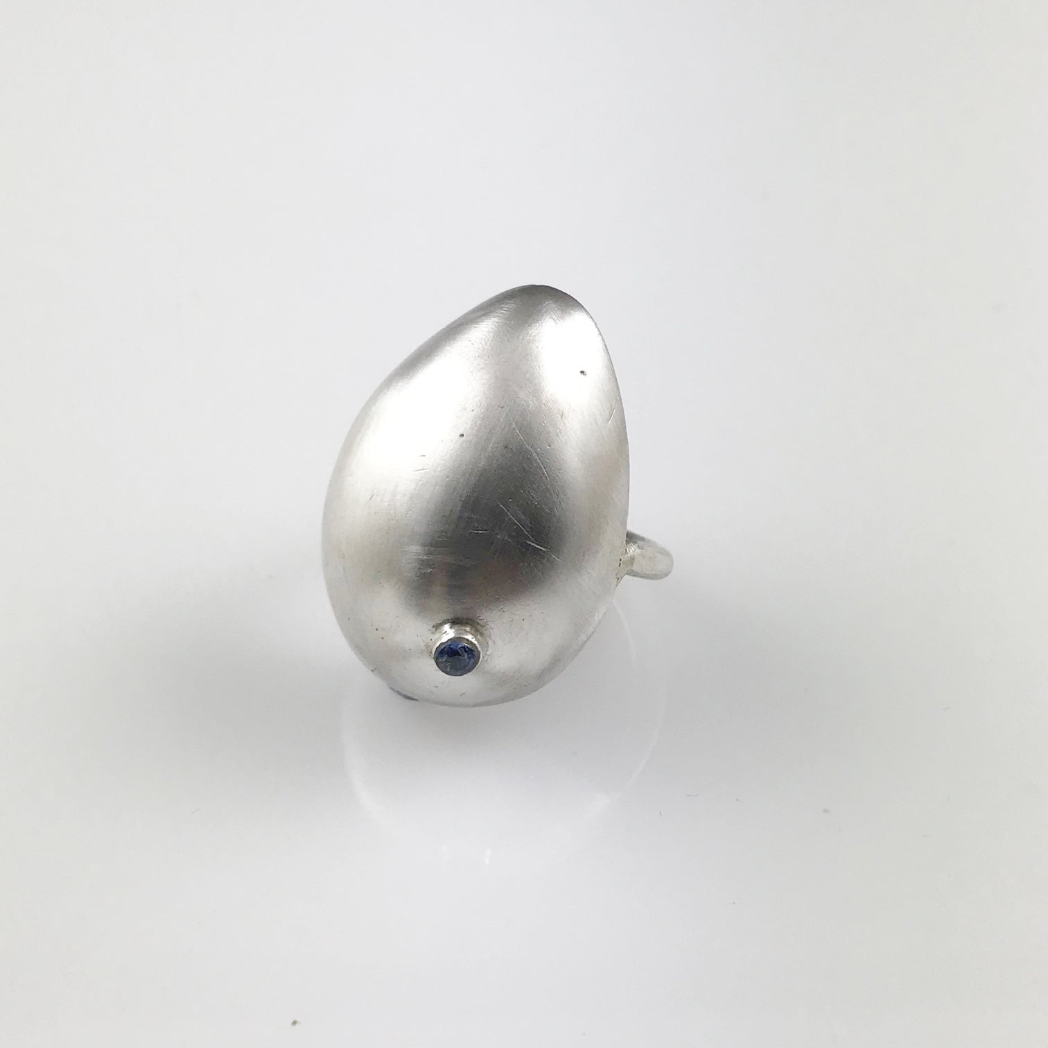 3cm silver egg ring with blue sapphire
