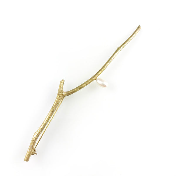 'Wearing Nature' - Gold twig brooch with one pearl