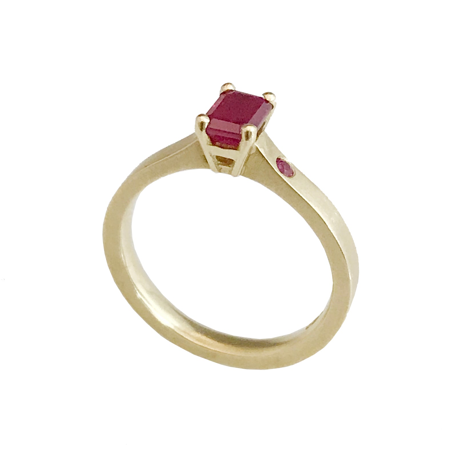 Gem Amour - gold ring with ruby