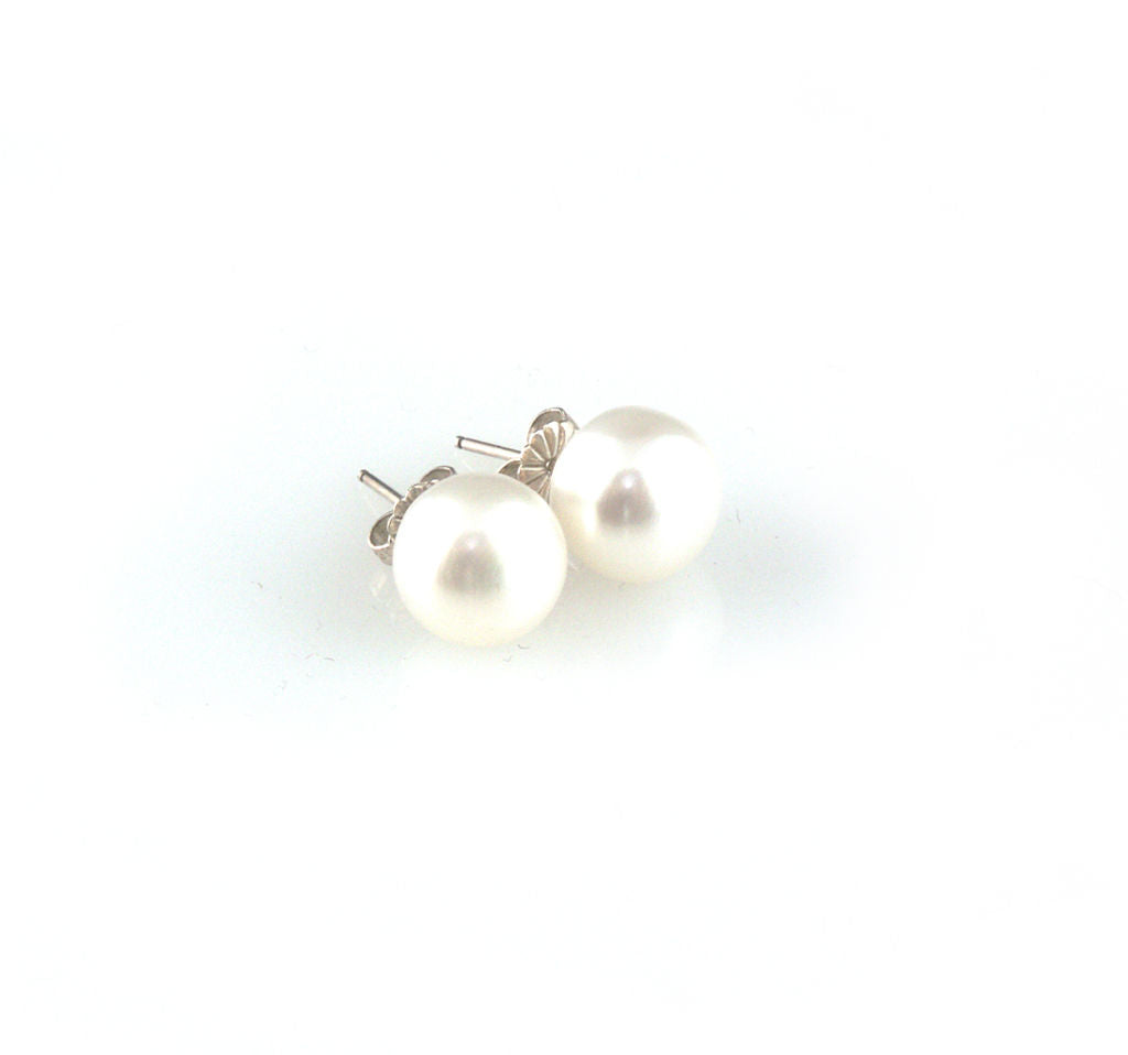 'Pearl Wonder' - round pearl ear stud