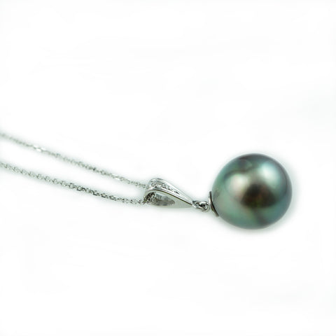 'Pearl Wonder' -White gold necklace with diamond bail and tahitian pearl pendant