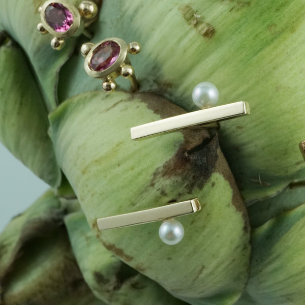 'Gem Amour' - Yellow gold bar ear studs with Akoya pearls