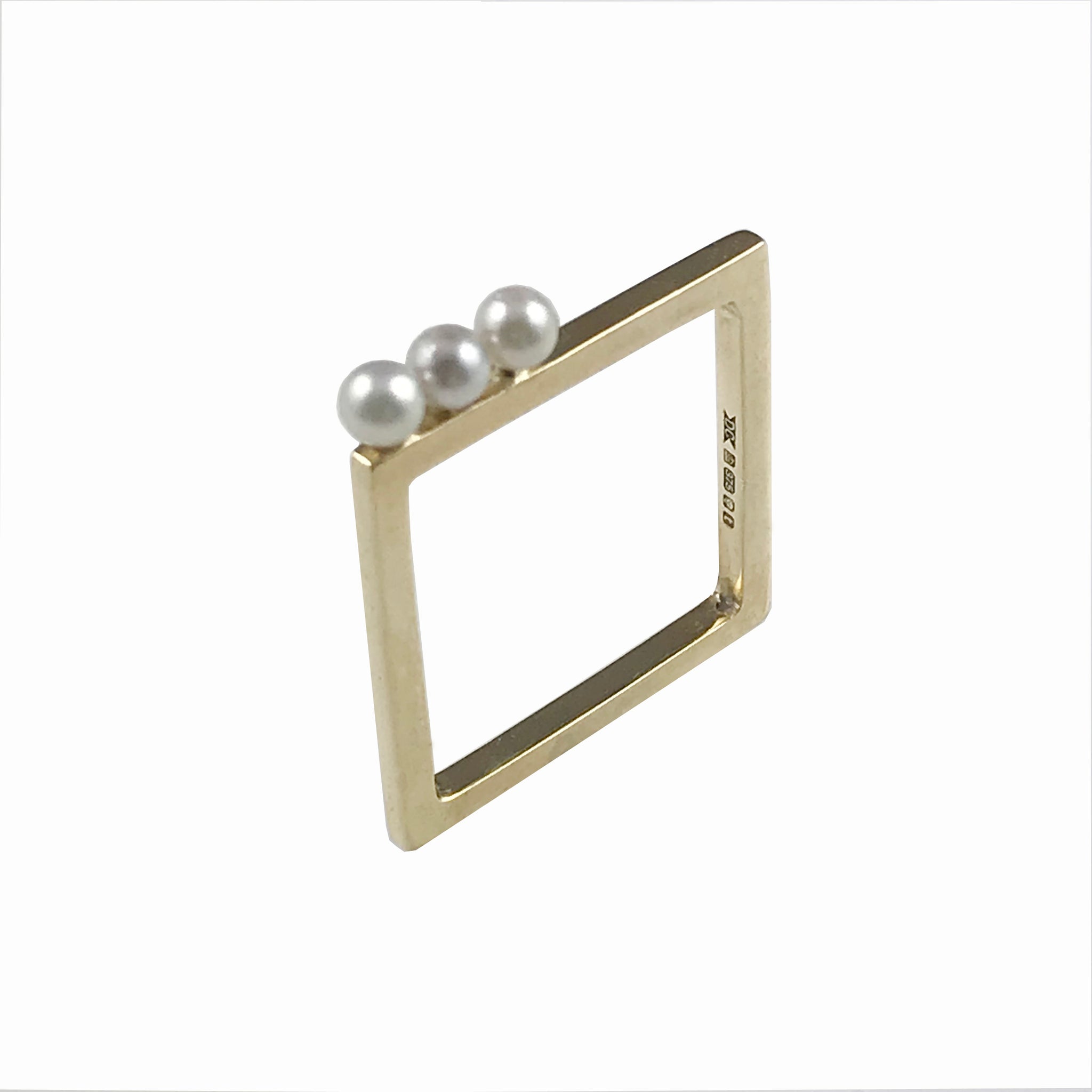 'Gem Amour' - square yellow gold ring with Akoya pearls